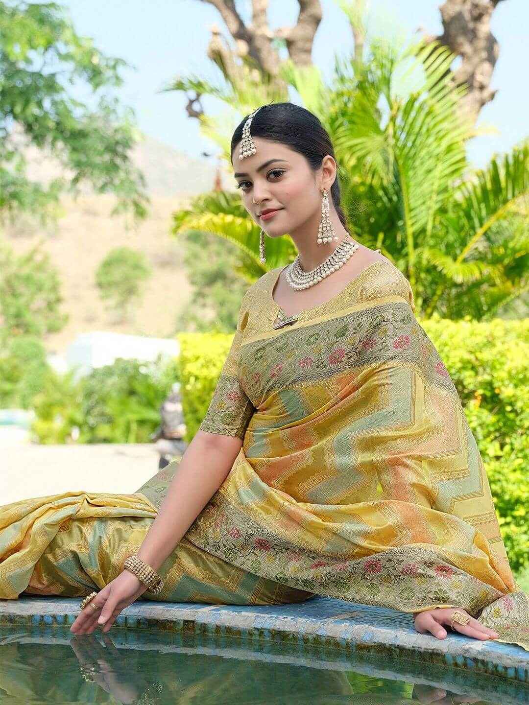 Dual Tone Banarasi Saree in Organza with Zari Weave for Elegant Occasions