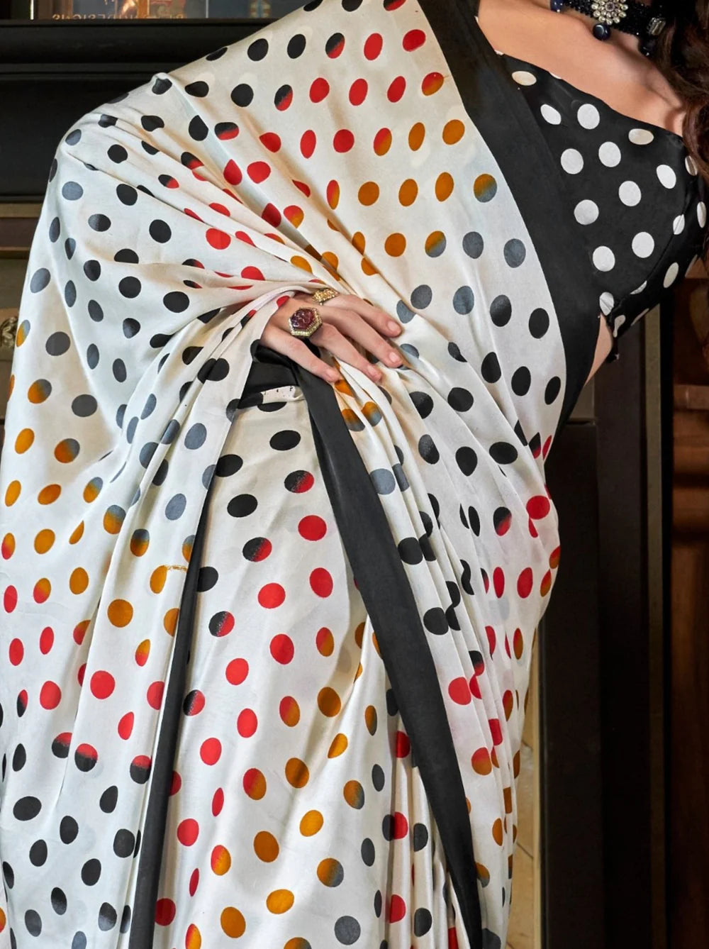 SAREEZE Élite Noir Dots Silk Saree